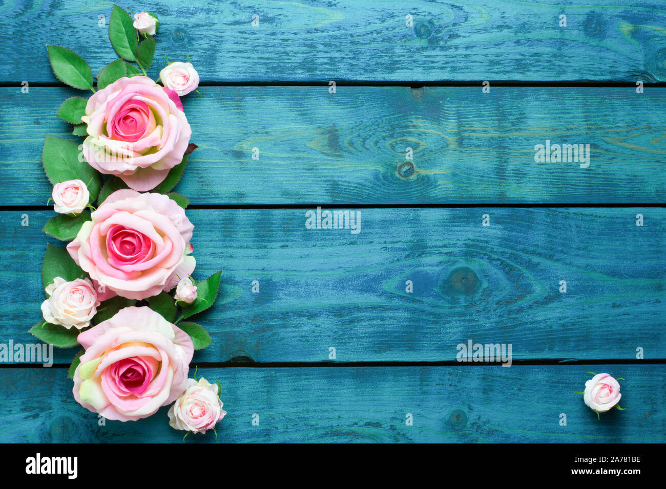 Hochzeit Grenze mit rosa Blumen auf blau Holz- Hintergrund Stockfoto