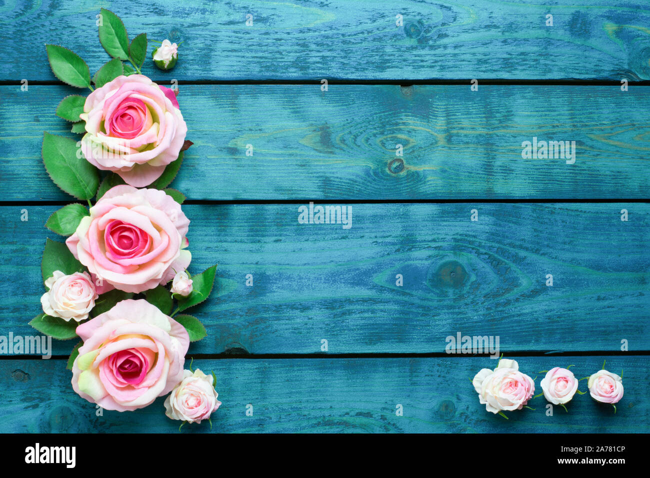 Hochzeit Grenze mit rosa Blumen auf blau Holz- Hintergrund Stockfoto