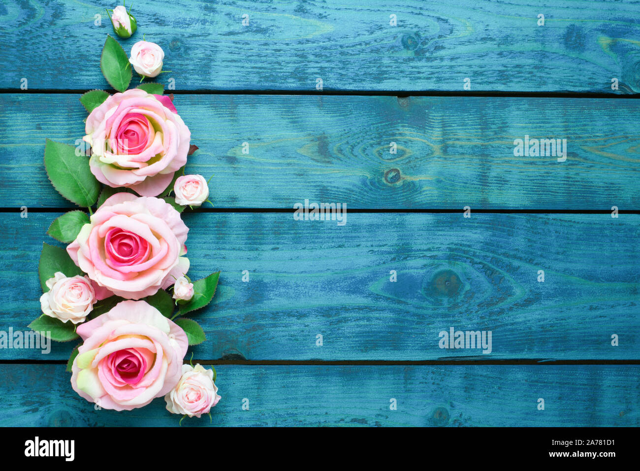 Hochzeit Grenze mit rosa Blumen auf blau Holz- Hintergrund Stockfoto