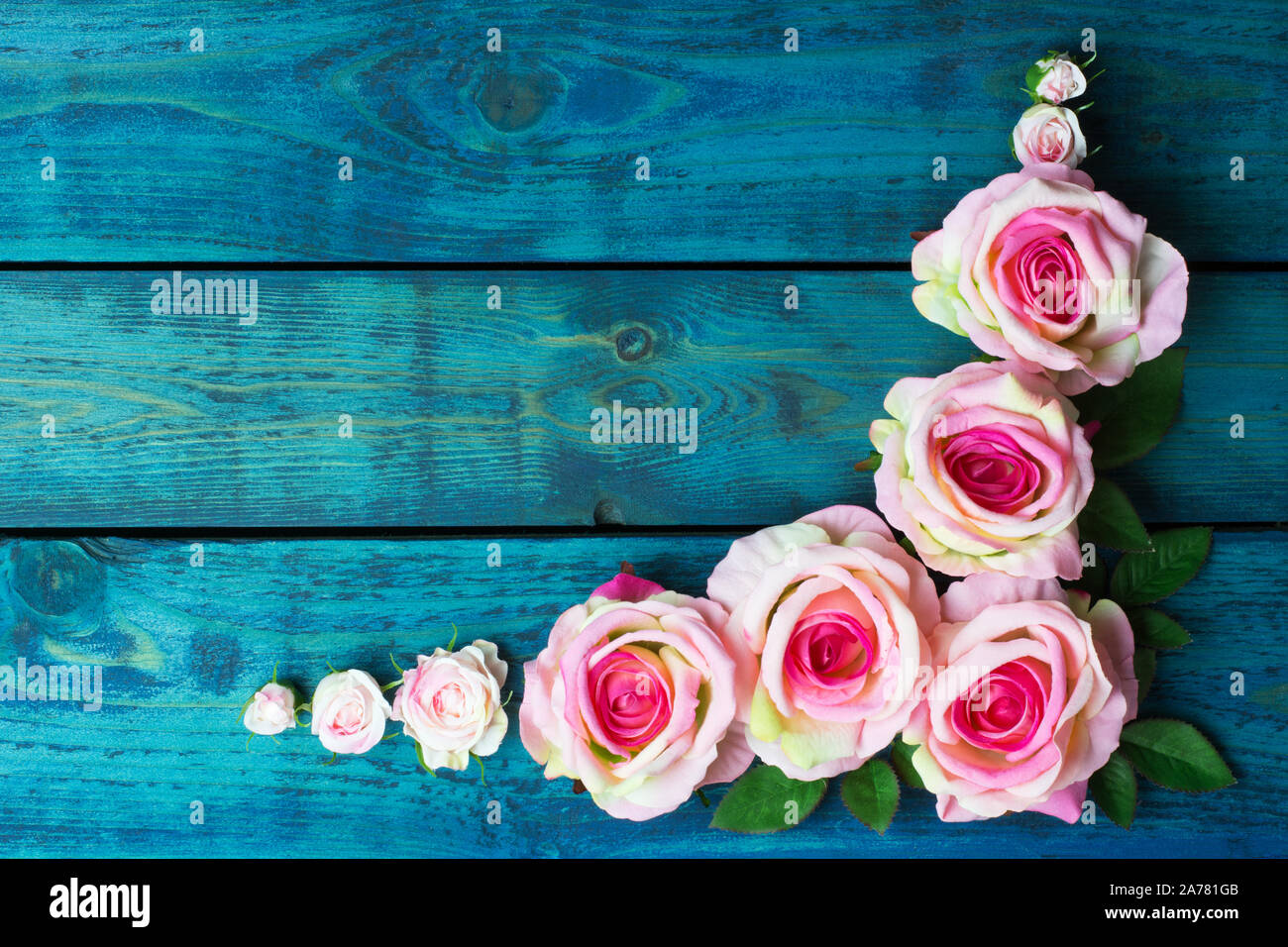 Hochzeit Grenze mit rosa Blumen auf blau Holz- Hintergrund Stockfoto