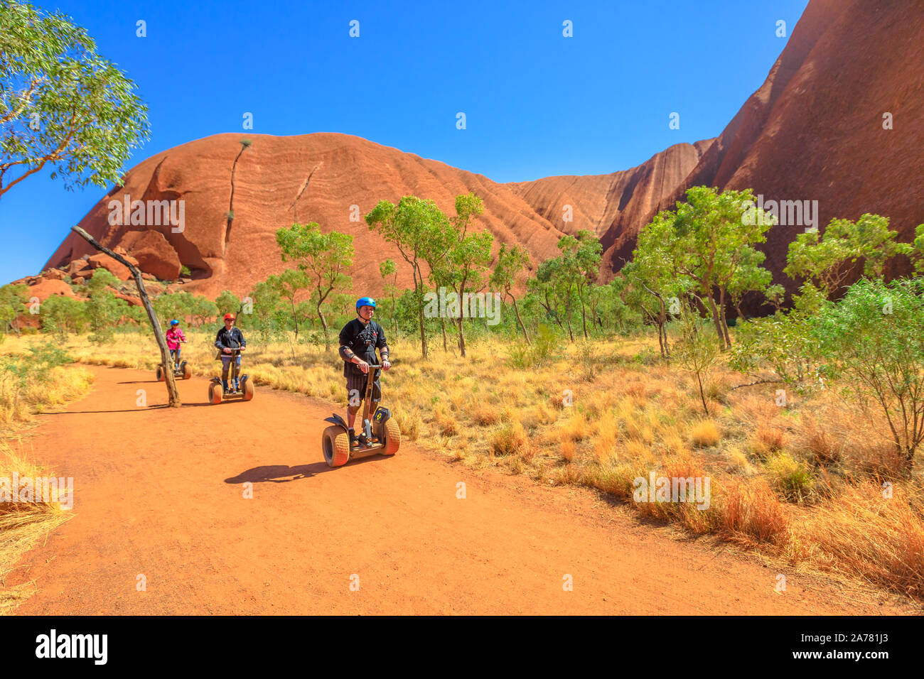 Uluru, Northern Territory, Australien - 24.August 2019: die Menschen besuchen Ayers Rock mit Uluru Segway Touren entlang Uluru Base Walk in Sand weg der Uluru-Kata Stockfoto