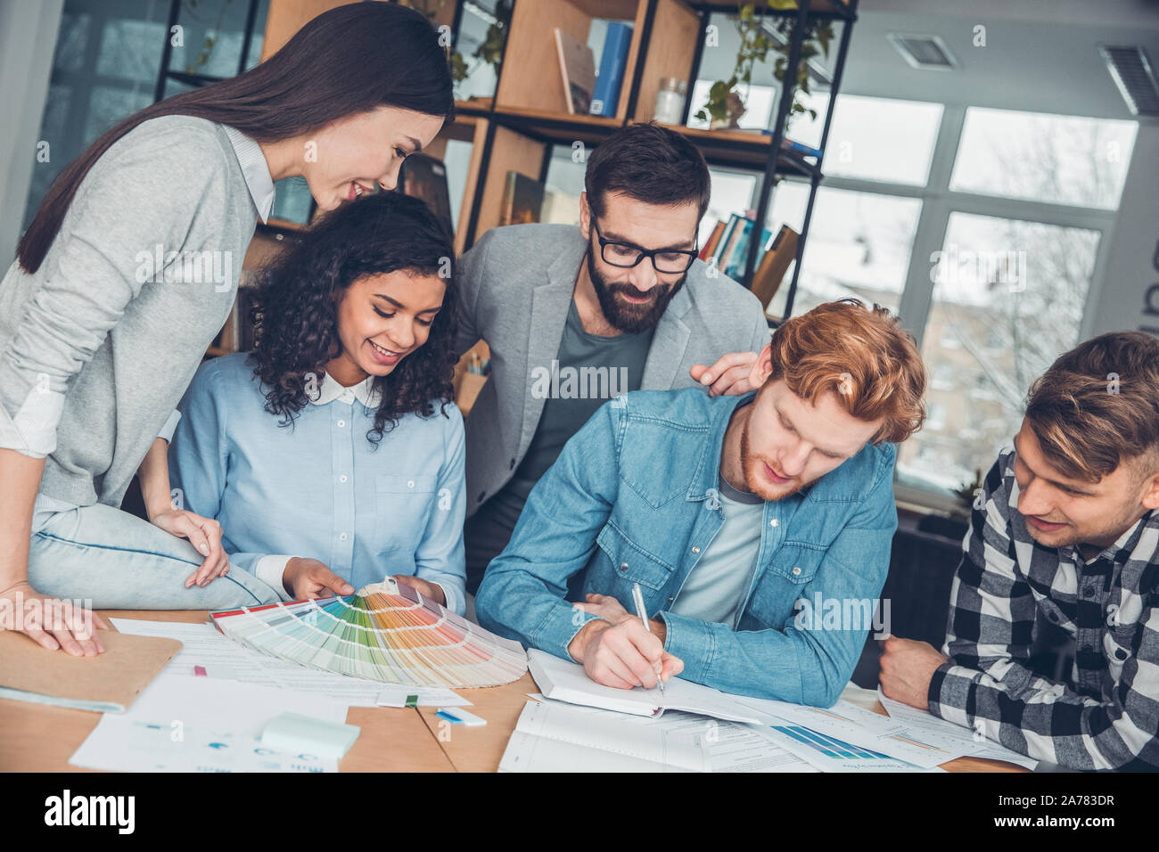 Startupers zusammen arbeiten im Büro sitzen, Farbpalette, die sich Notizen machen glücklich Stockfoto