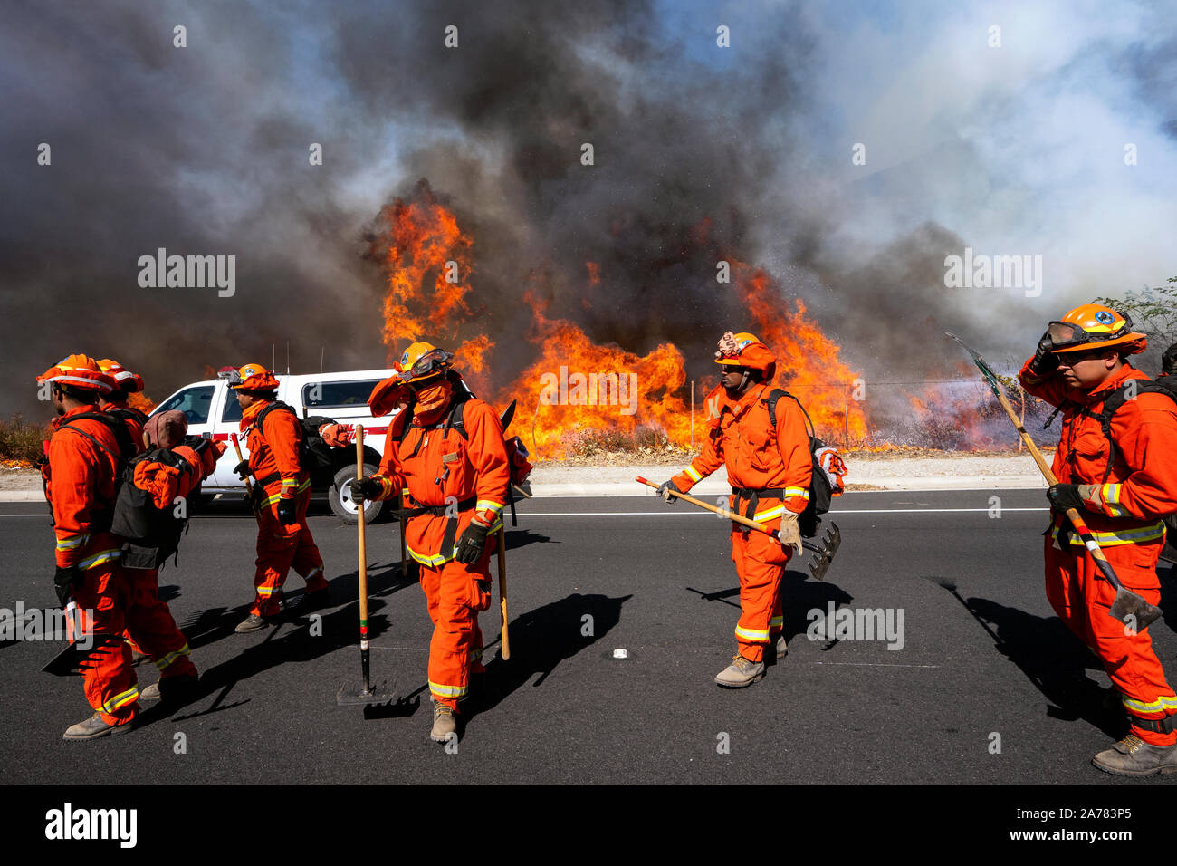 Simi Valley, United States. 30 Okt, 2019. Insasse Feuerwehrmänner tragen zur Brandbekämpfung während der leicht Feuer in der Nähe der Ronald Reagan Presidential Library in Simi Valley, Kalifornien. Die Brandausbreitung schnell aufgrund der starken Santa Ana Winde mit Böen von bis zu 70 mph in einigen Bereichen. Der National Weather Service gab eine seltene extreme red flag Warnung auf den Großraum Los Angeles. Das Feuer aufgefordert, verbindliche Evakuierungen. Credit: SOPA Images Limited/Alamy leben Nachrichten Stockfoto