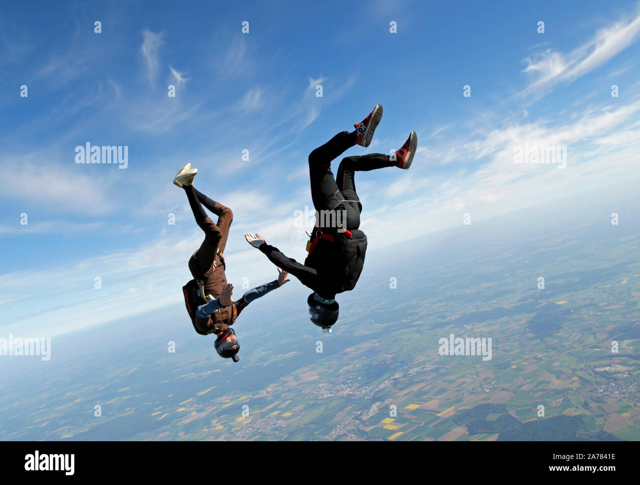 Diese skydiving freefly Team ist die Schulung der Kopf nach unten Position zusammen. Jedes Teammitglied hat Spaß und lächelt in seinem Kopf. Stockfoto