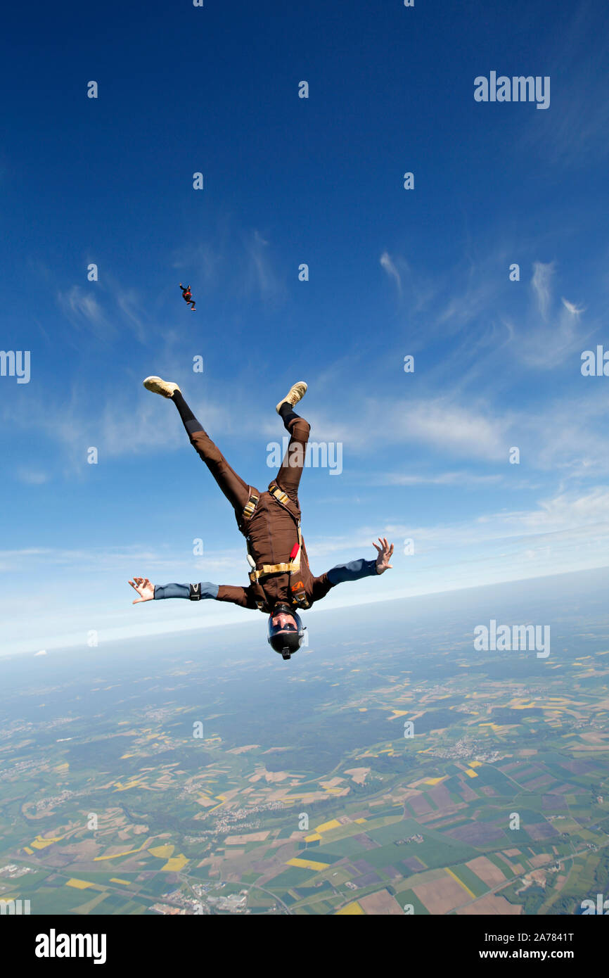 Dieses skydiver ist eine gute Zeit um bis fliegen Seite nach unten und mit einer hohen Geschwindigkeit von über 250 km/h. Er lächelt und spüren Sie das Adrenalin-Kick! Stockfoto