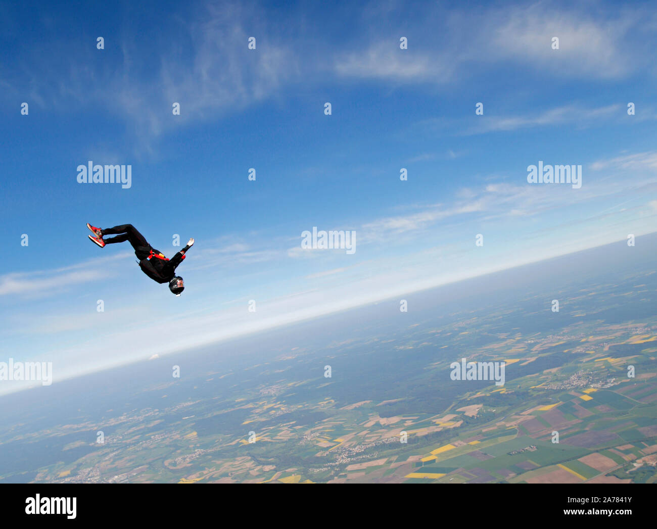 Skydiver ist die Ausbildung der Kopf nach unten mit einem vorwärts fahren. Er hat Spaß und es ist toll, wie hoch in den blauen Himmel zu sein. Stockfoto