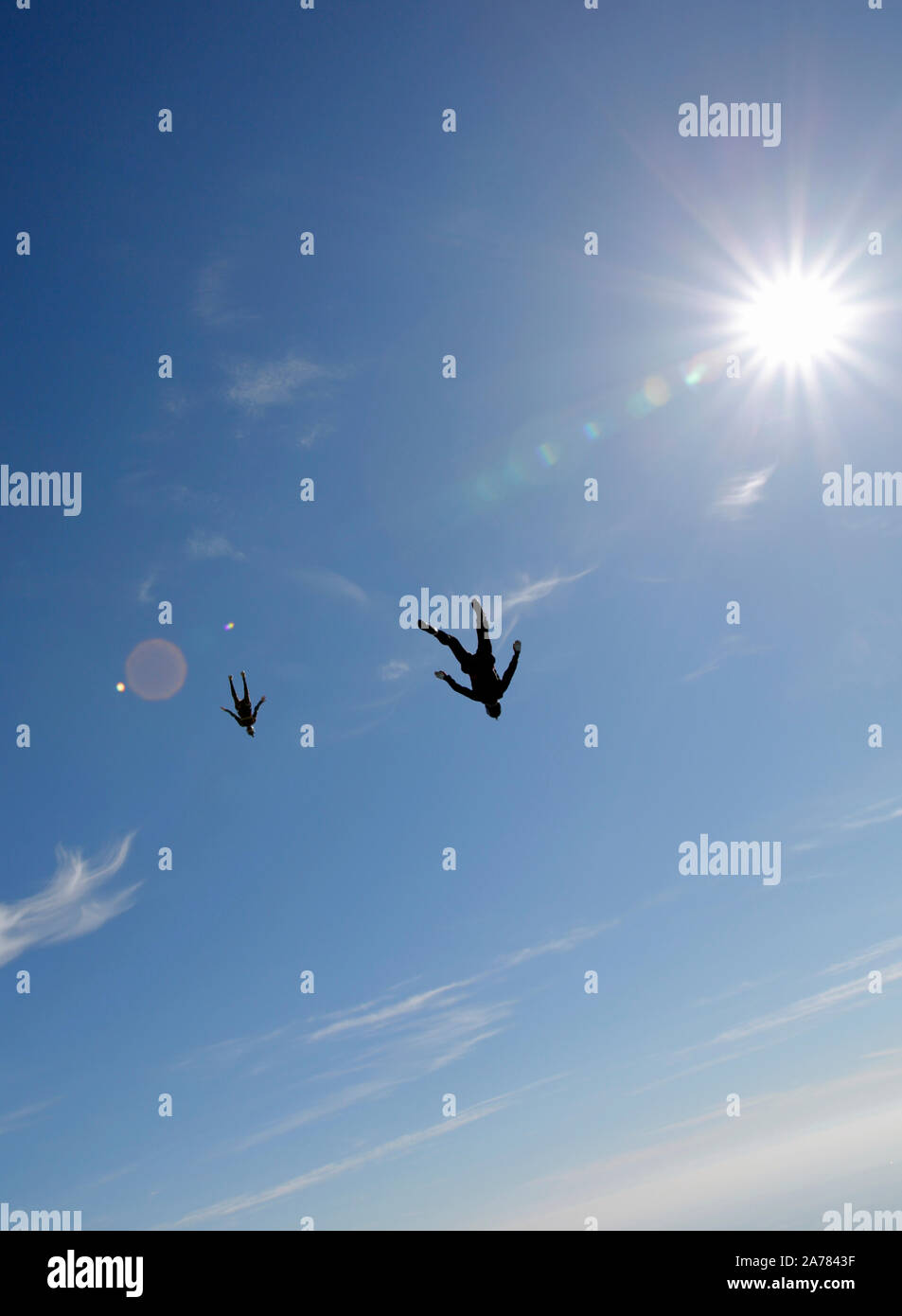 Fallschirmspringen ist ein Spaß für alle! Diese beiden Jumper sind Traning den Kopf nach unten positionieren und fliegen hoch in den blauen Himmel zusammen. Stockfoto