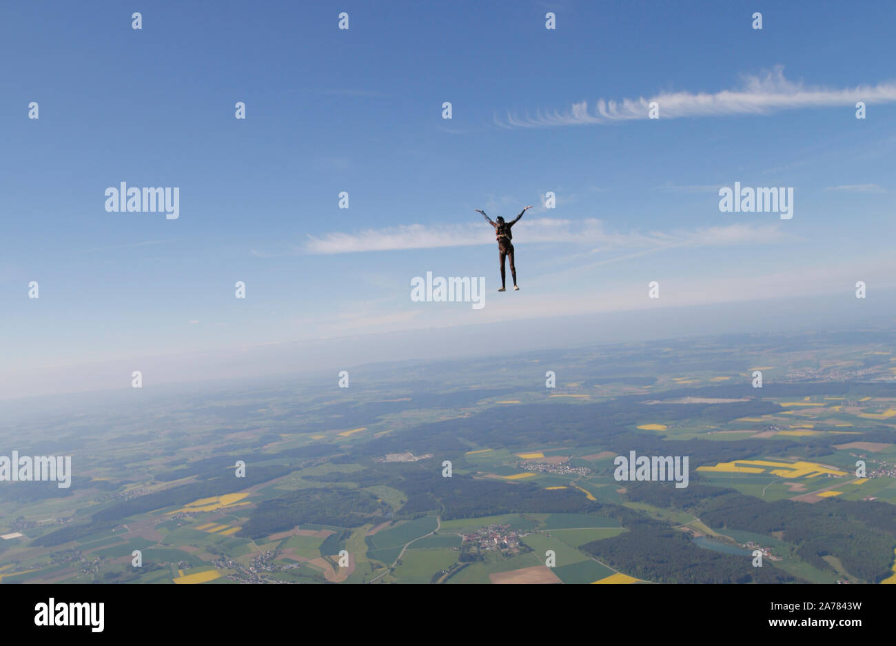 Skydiver ist Tracking in eine Position nach hinten für eine Trennung zu speichern. Er hat ein Lächeln auf seinem Gesicht und wird bald seinen Fallschirm geöffnet. Stockfoto