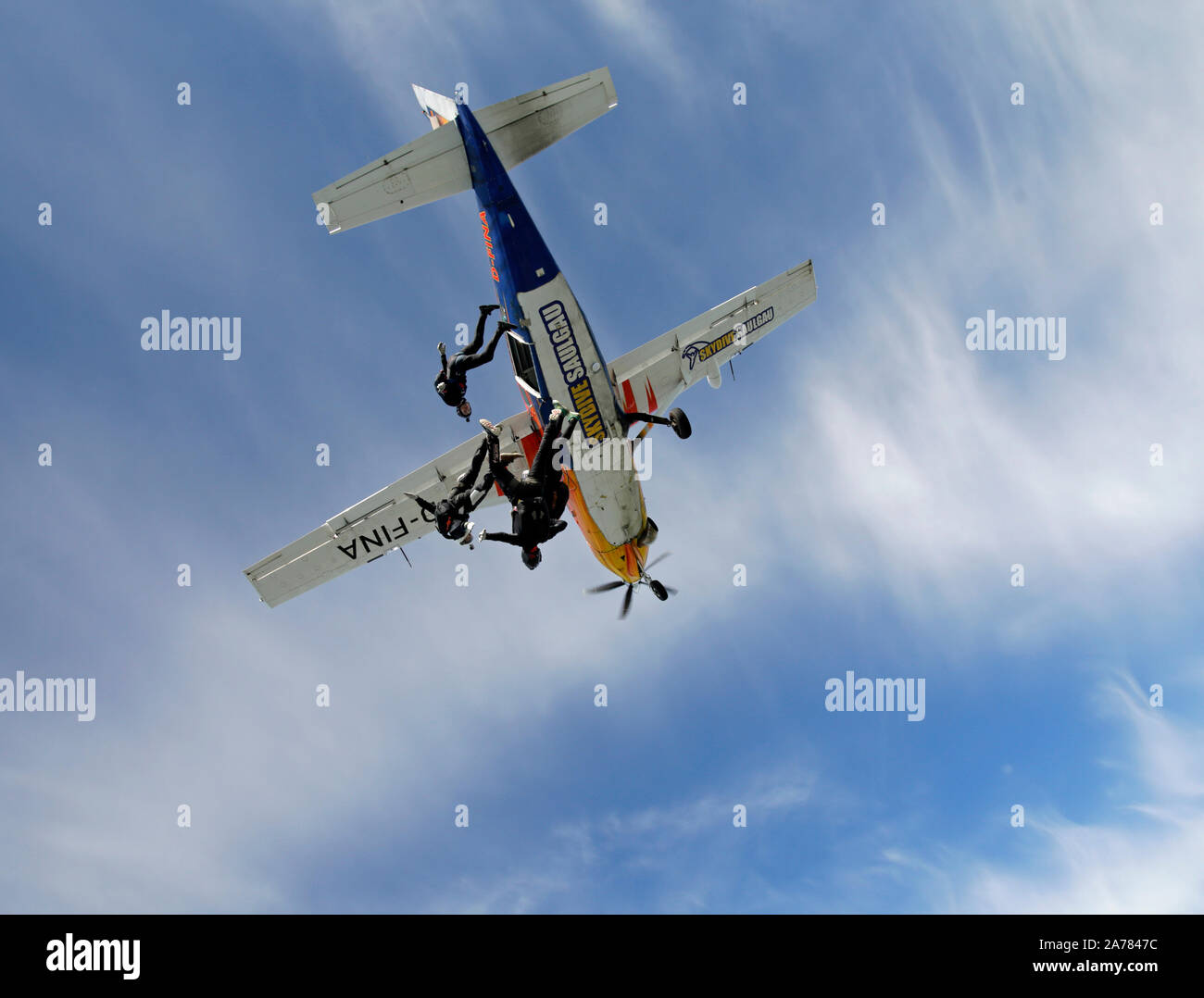 Diese skydiving Team verlassen das Flugzeug und fliegen in einer Formation. Schon bald werden Sie einen Stern Kreis und eine tolle Zeit zusammen. Stockfoto