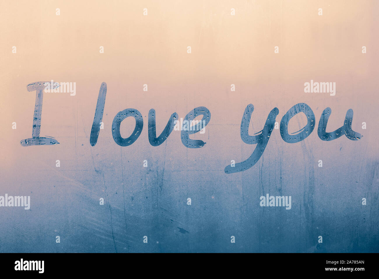 Inschrift auf beschlagene Fenster. Ich liebe Dich. Handschriftlichen text auf nassen Glas. Erklärung der Liebe. Die Worte auf blauem Hintergrund im regnerischen Tag. Stockfoto