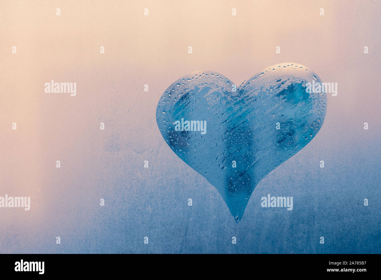 Das Herzsymbol auf beschlagene Fenster. Abstrakt Blau Hintergrund. Muster der nassen Glas, kühlen Textur im regnerischen Tag. Symbol der Liebe. Romantische Konzept. Stockfoto