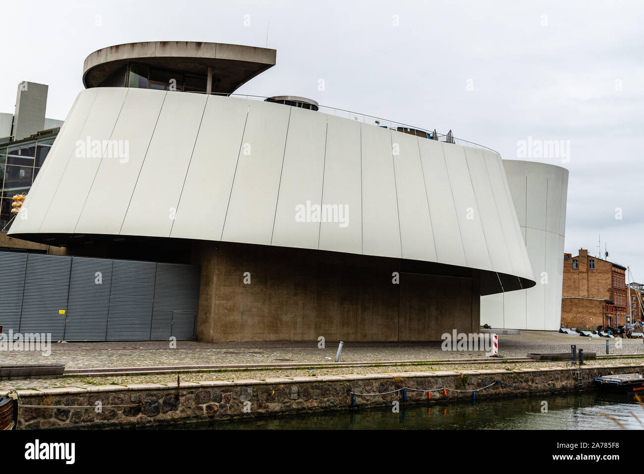 Stralsund, Deutschland - 31. Juli 2019: Das Ozeaneum öffentliches Aquarium von Deutsches Meeresmuseum. Stralsund Altstadt ist als UNESCO-Weltkulturerbe sitzen Stockfoto