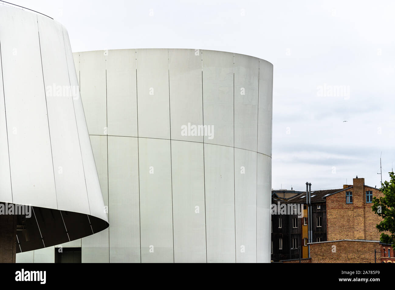 Stralsund, Deutschland - 31. Juli 2019: Das Ozeaneum öffentliches Aquarium von Deutsches Meeresmuseum. Stralsund Altstadt ist als UNESCO-Weltkulturerbe sitzen Stockfoto