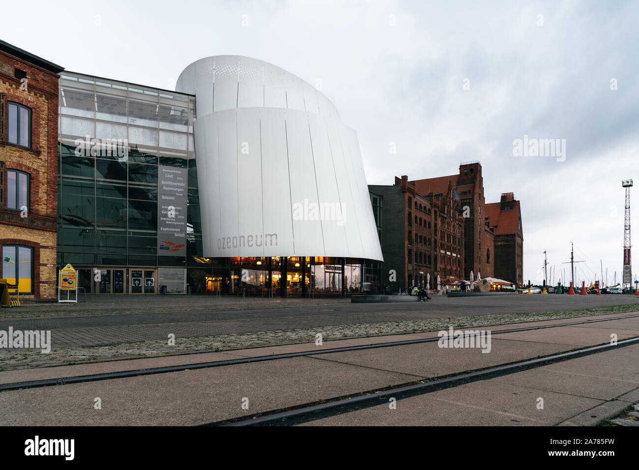 Stralsund, Deutschland - 31. Juli 2019: Der Hafen und das Ozeaneum öffentliches Aquarium von Deutsches Meeresmuseum. Stralsund Altstadt ist UNESCO nicht Stockfoto