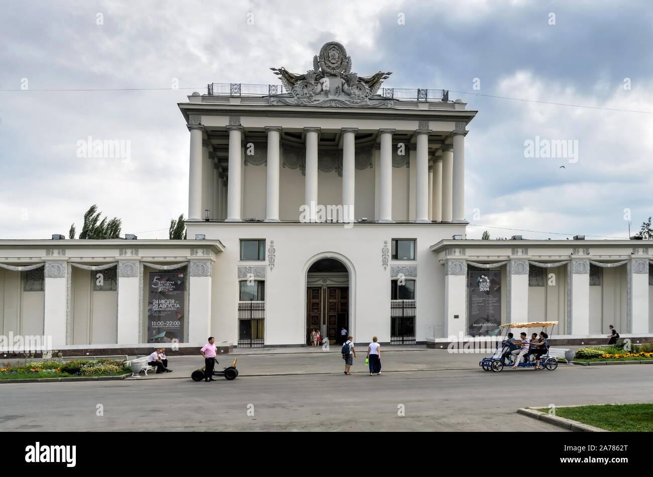 Moskau, Russland - 10. AUGUST 2014: Weiße schöne Optik sowjetischen Pavillon 64 am Moskauer Park Messegelände VDNH Stockfoto