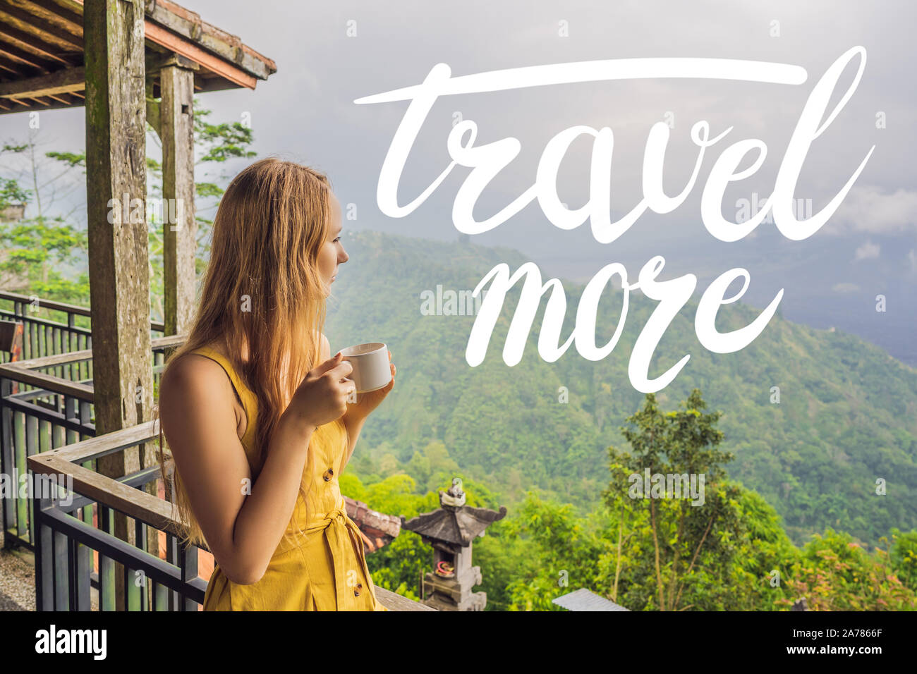 Reisen mehr Konzept junge Frau trinkt Kaffee in einem Café in den Bergen Stockfoto