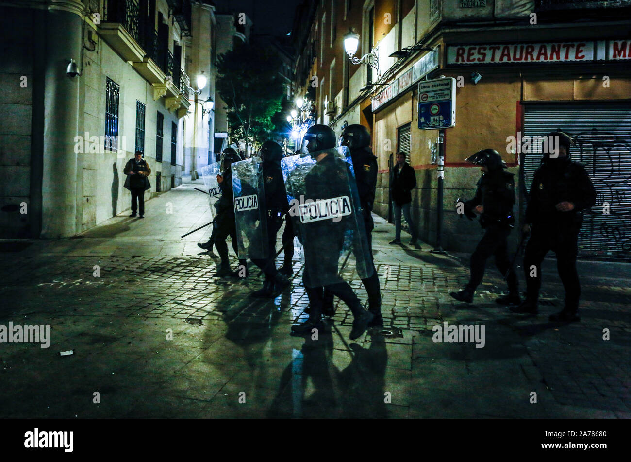 Spanische Polizisten die Straßen patrouillieren während der Auseinandersetzungen. Hunderte von linken Demonstranten mit der Polizei aneinandergeraten nach einem pazifischen Kundgebung gegen das Oberste Gericht Satz der Katalanischen Politik und Aktivisten. Sie waren mehr als zehn Festnahmen und einige Polizisten wurden verletzt. In einem Versuch der Neuerstellung der gewalttätigen Ausschreitungen von Barcelona die Demonstranten bis Barrikaden in einigen Straßen der Innenstadt angesiedelt. Stockfoto