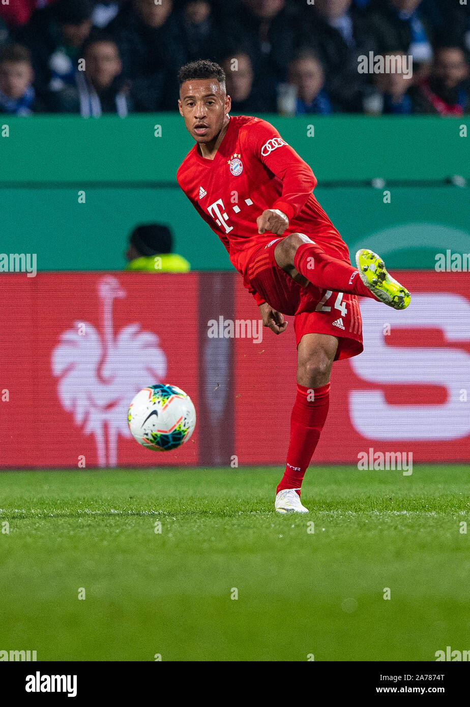 Bochum, Deutschland. 29 Okt, 2019. Fussball: DFB-Pokal, VfL Bochum - Bayern München, 2. Runde in der Vonovia Ruhr Stadion. Bayerns Corentin Tolisso auf der Kugel. Credit: Guido Kirchner/dpa - WICHTIGER HINWEIS: In Übereinstimmung mit den Anforderungen der DFL Deutsche Fußball Liga oder der DFB Deutscher Fußball-Bund ist es untersagt, zu verwenden oder verwendet Fotos im Stadion und/oder das Spiel in Form von Bildern und/oder Videos - wie Foto Sequenzen getroffen haben./dpa/Alamy leben Nachrichten Stockfoto