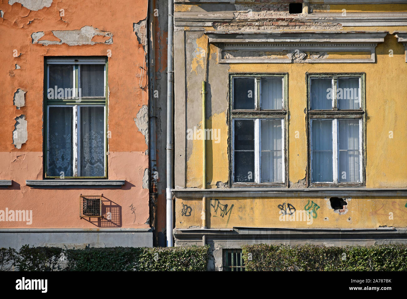 Windows von alten Gebäuden in der Stadt Stockfoto