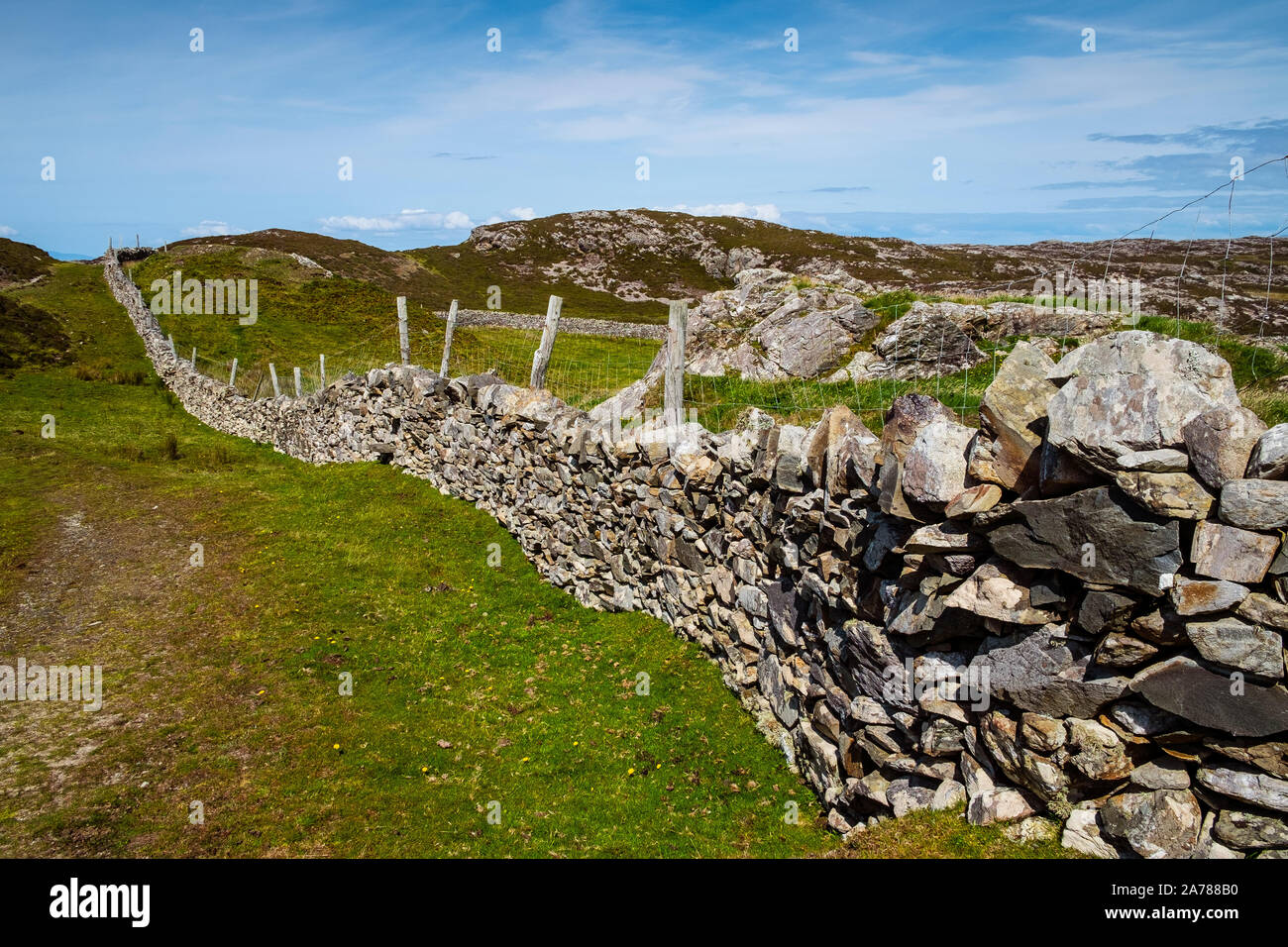 Trockenmauer Irland Stockfoto