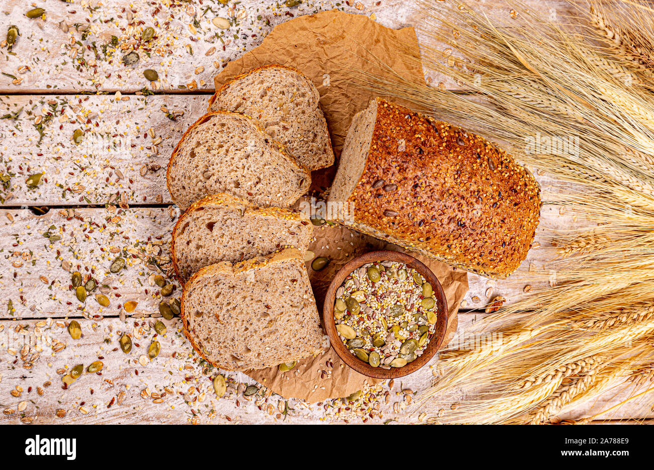 Blick von oben auf die Brot mit verschiedenen Samen, Kürbis, Mohn, Flachs, Sonnenblume, Sesam Stockfoto