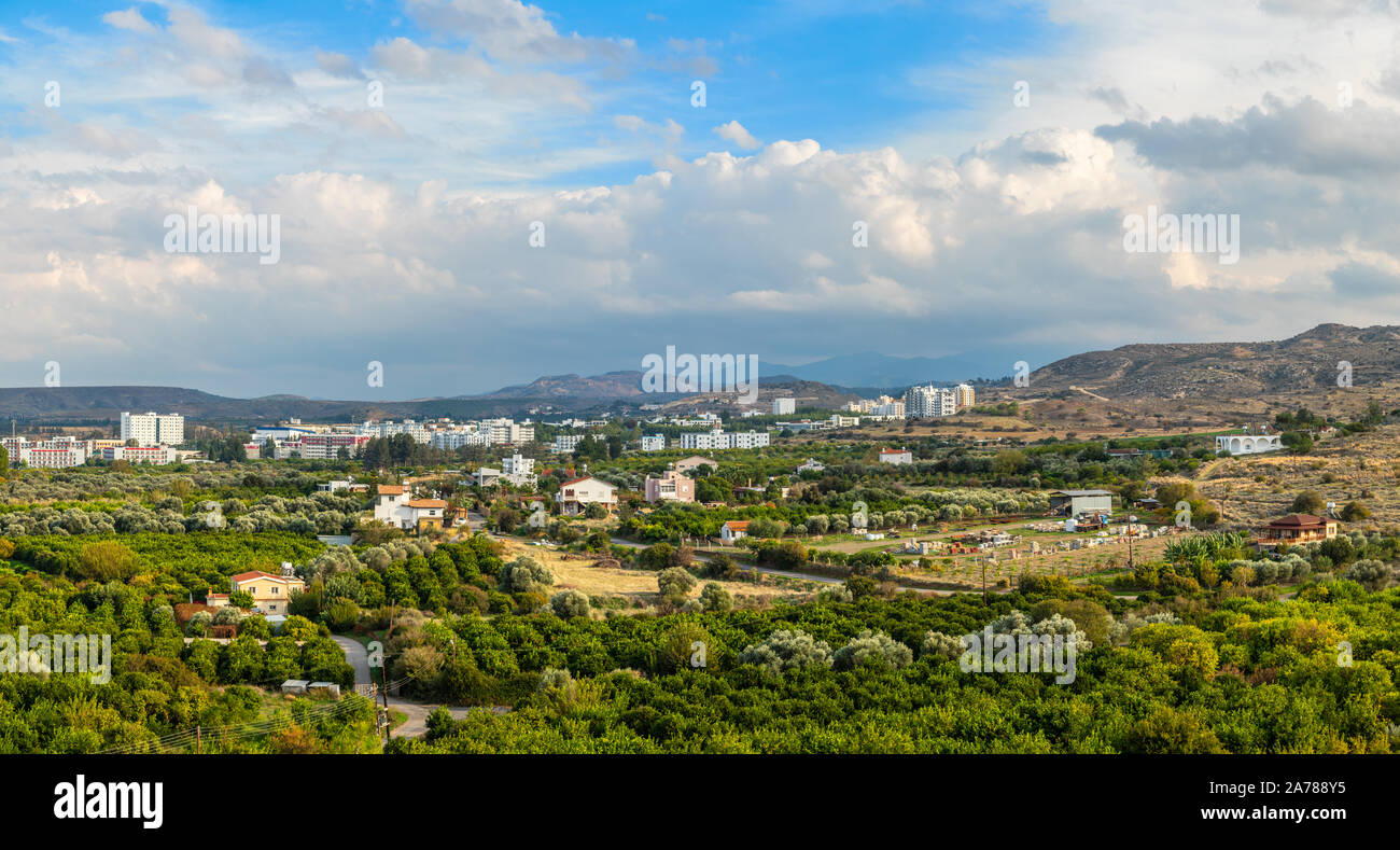 Lefka Stadt Panorama mit modernen Gebäuden und grünen Wohngegend Vorstädte, Nordzypern Stockfoto