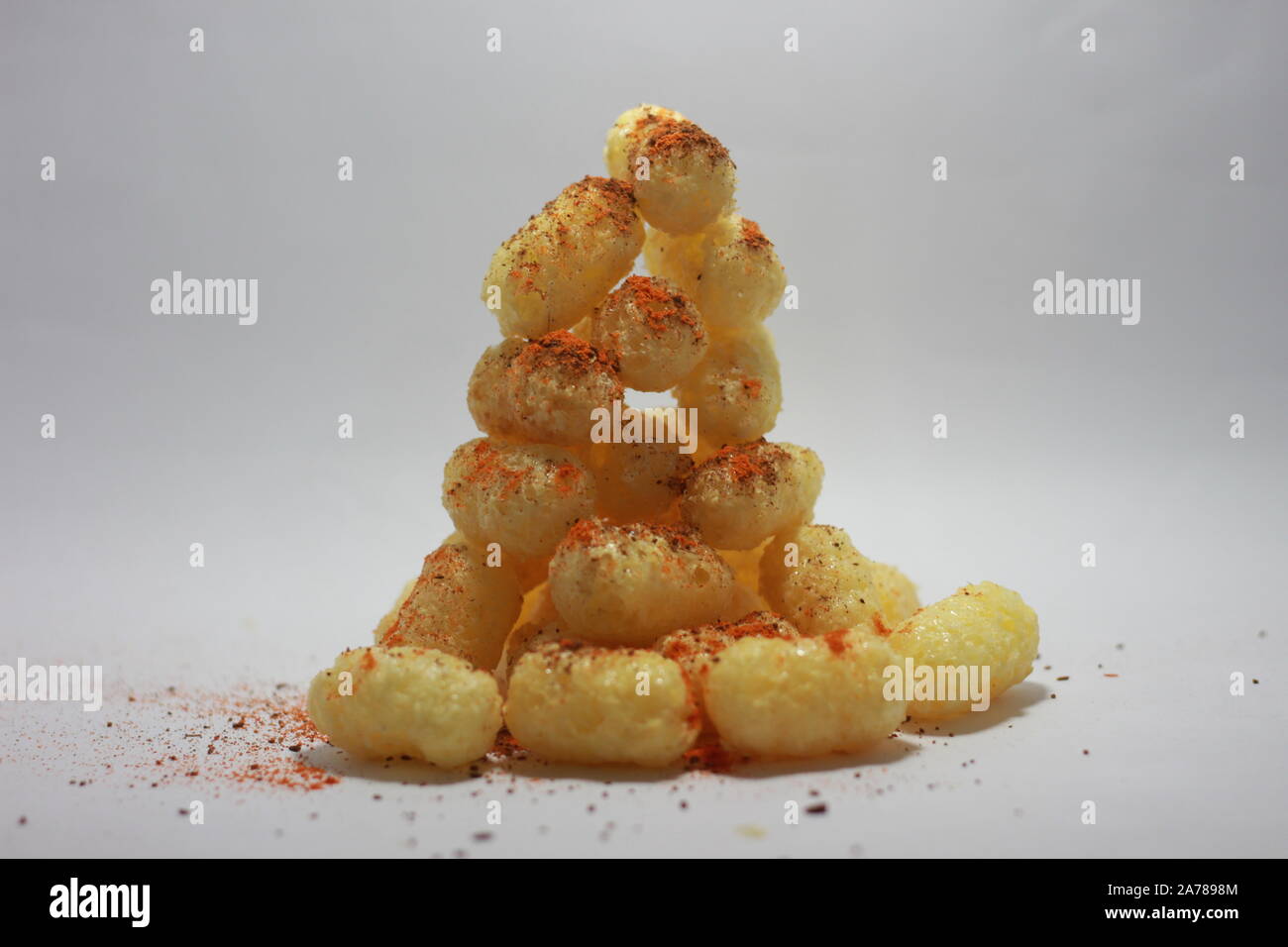 Käse Blätterteig Käse Puffs weißen Hintergrund Textur Ernährung Stockfoto