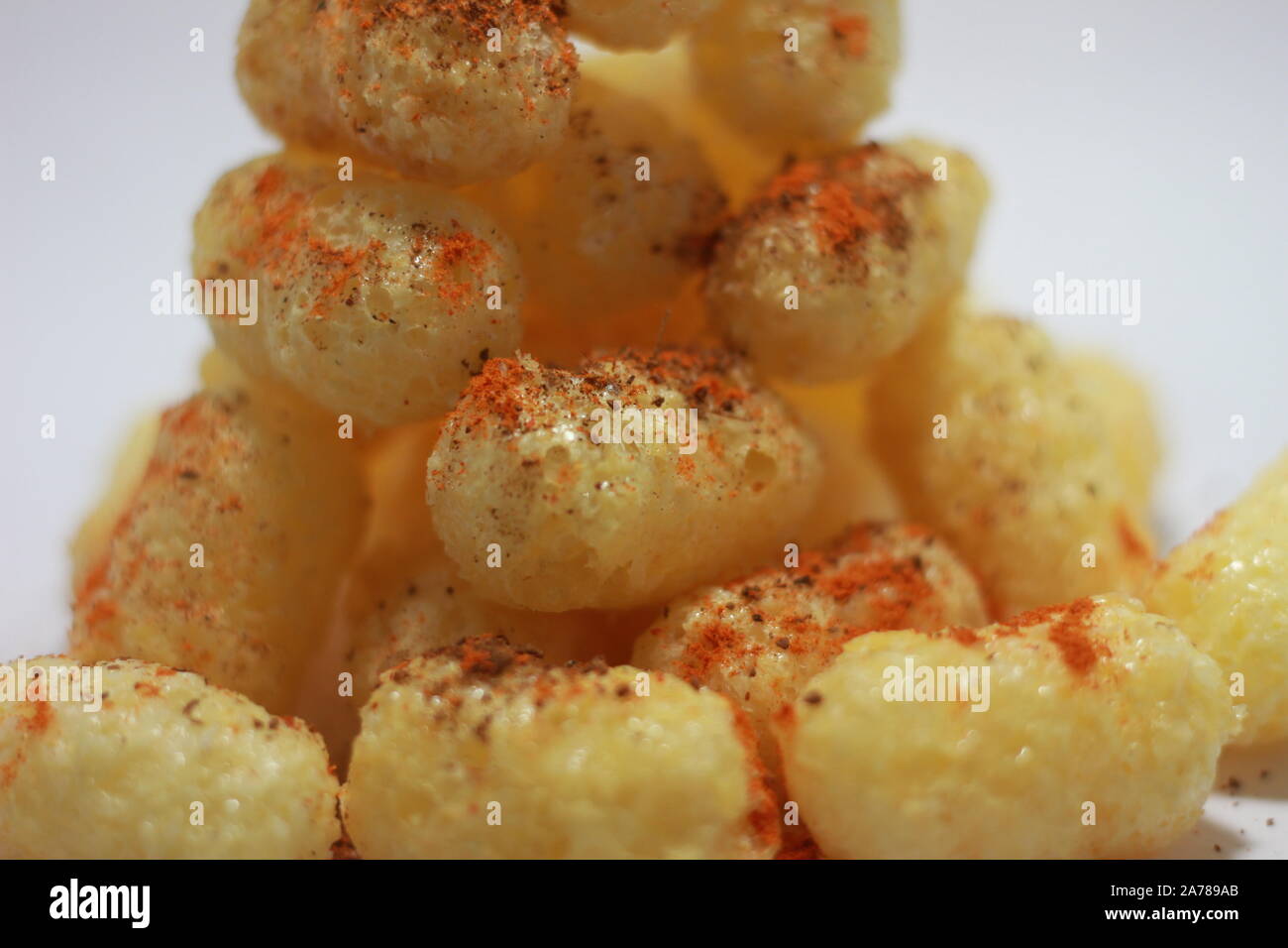 Käse Blätterteig Käse Puffs weißen Hintergrund Textur Ernährung Stockfoto