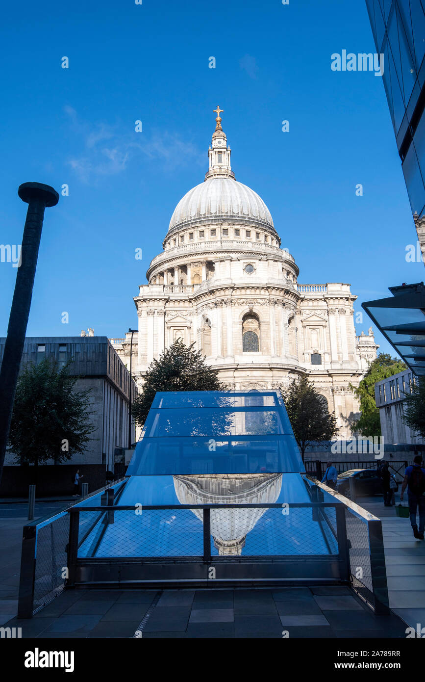 Die St Paul's Kathedrale, spiegelt sich in den Fenstern der Eine neue Änderung Entwicklung in London, England, Großbritannien Stockfoto