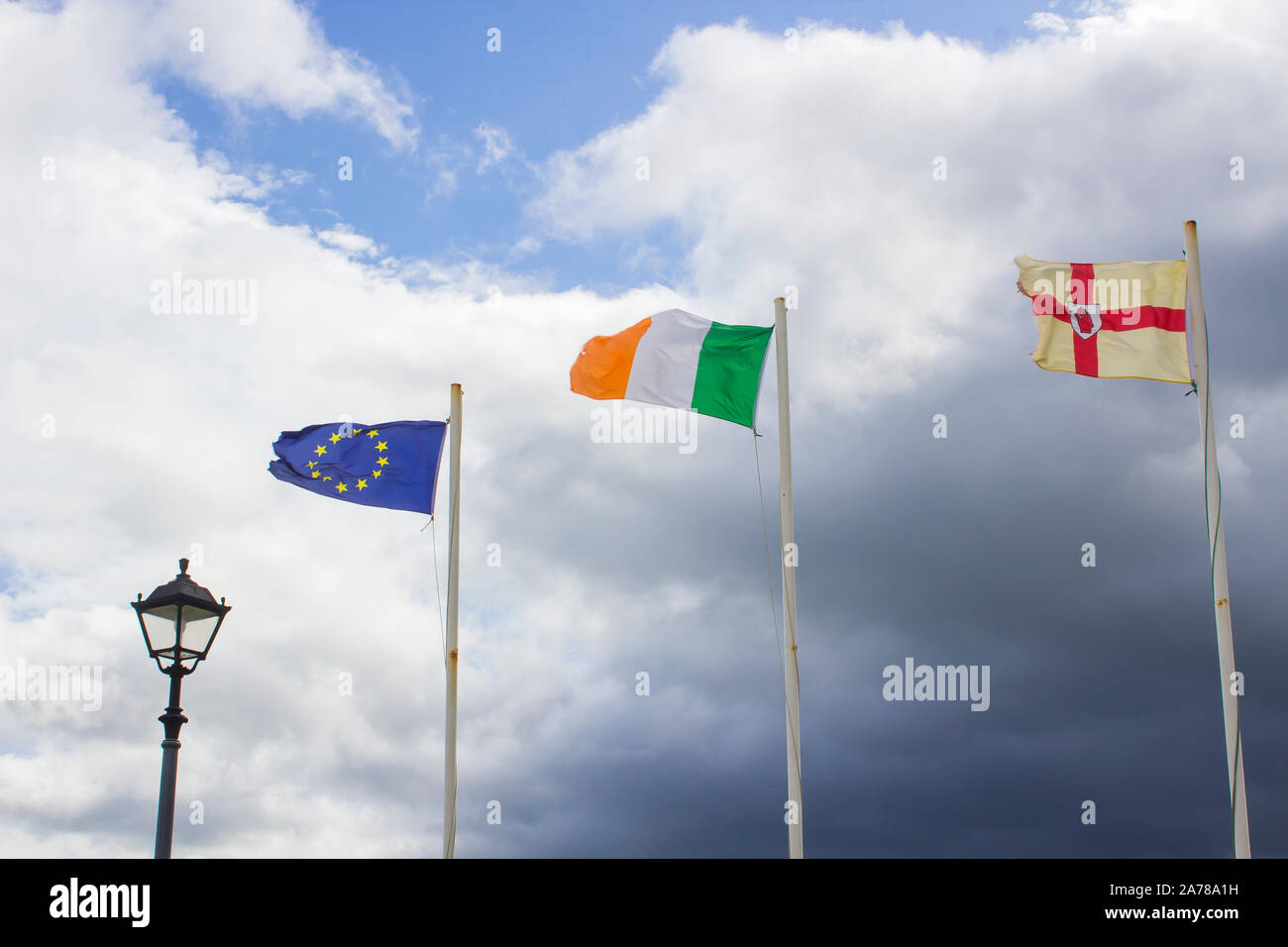 Europäische, Republik Irland und Nordirland Fahnen aloft zusammen außerhalb der Great Northern Hotel bundoran im County Donegal Irland an einem blustery Tag Stockfoto
