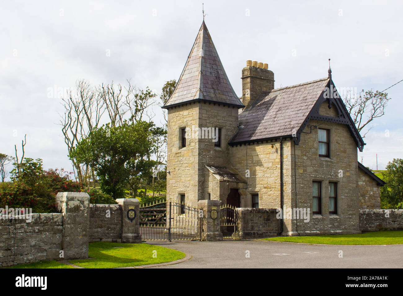 28. August 2019 Die Gate Lodge von Das Classiebawn Castle Estate und Begründung in Cliffoney County Sligo Irland. Sobald das Haus des verstorbenen Lord Mountbatten Stockfoto