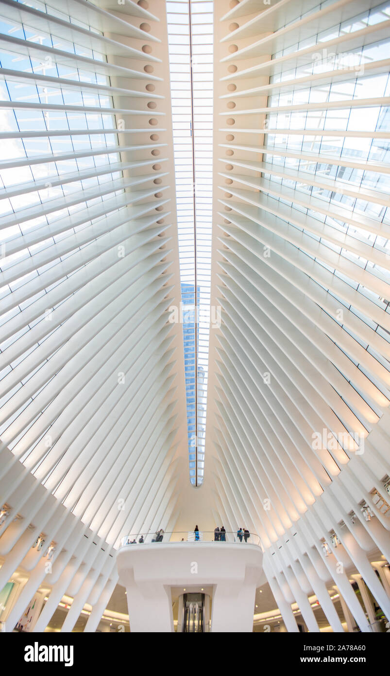 Das Innere der Oculus, die Gebäude für die New York Port Authority Verkehrsknotenpunkt, an der World Trade Center Stockfoto