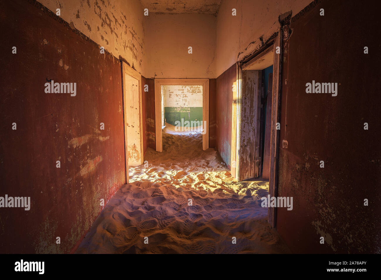 Leeren Flur mit Sand auf dem Boden in die Geisterstadt Kolmanskop, Namibia Stockfoto