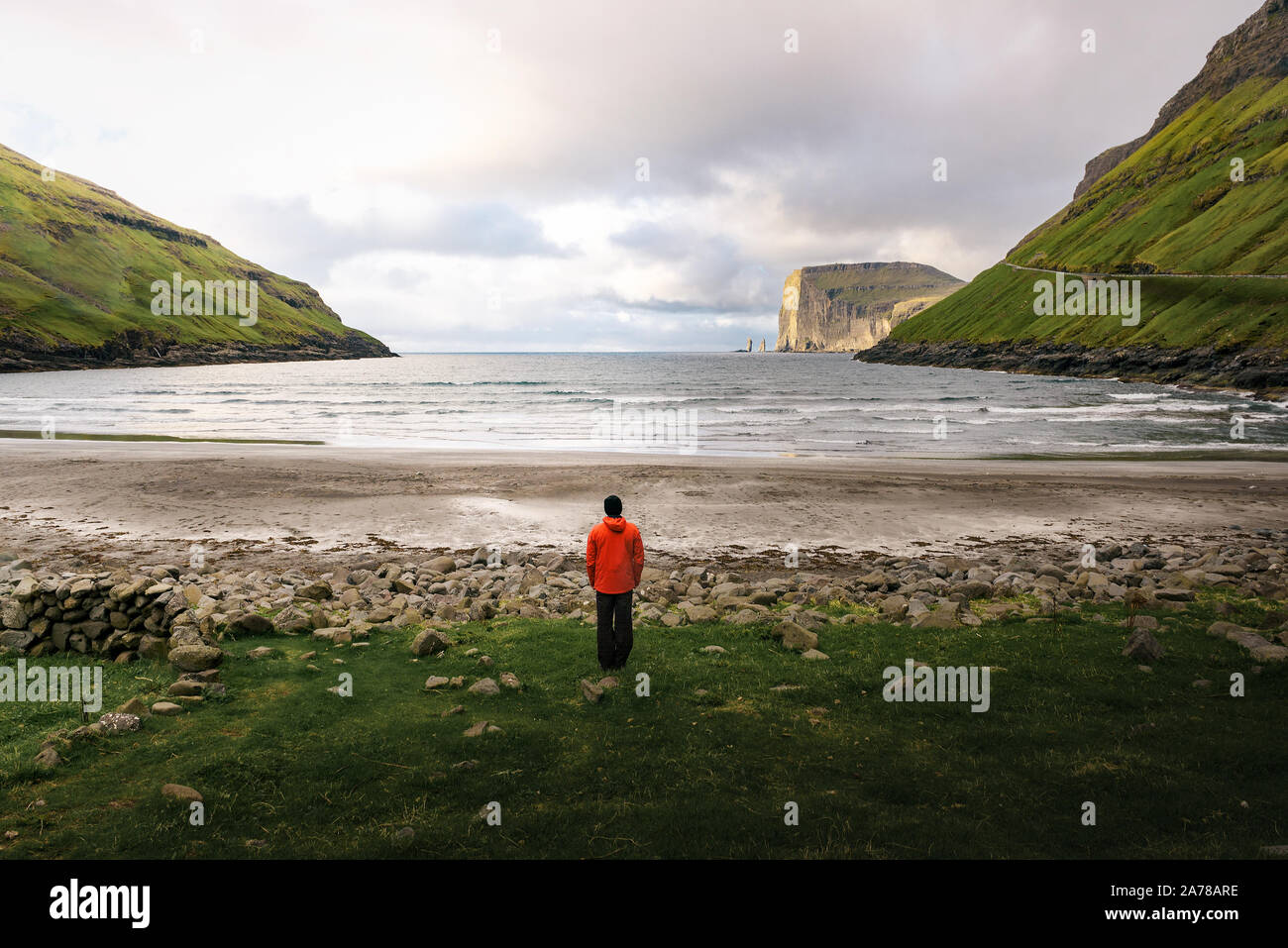Touristen am Strand in Tjornuvik in der Färöer, Dänemark Stockfoto