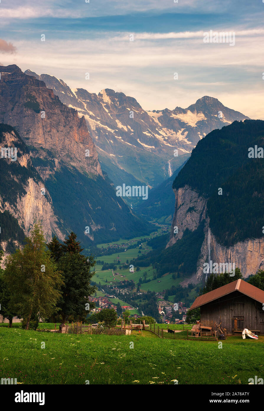 Lauterbrunnen Tal in den Schweizer Alpen von der alpinen Dorf Wengen gesehen Stockfoto
