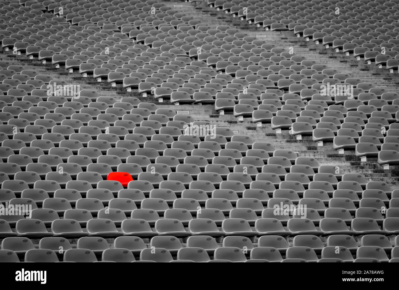 Fußball-Stadion mit leeren Sitze. Hervorragende leeren roten Stuhl aus Kunststoff im Fußball-Arena. Reihe von nicht besetzten Bank Stadion entfernt. Reservierte Sitzplätze Stockfoto