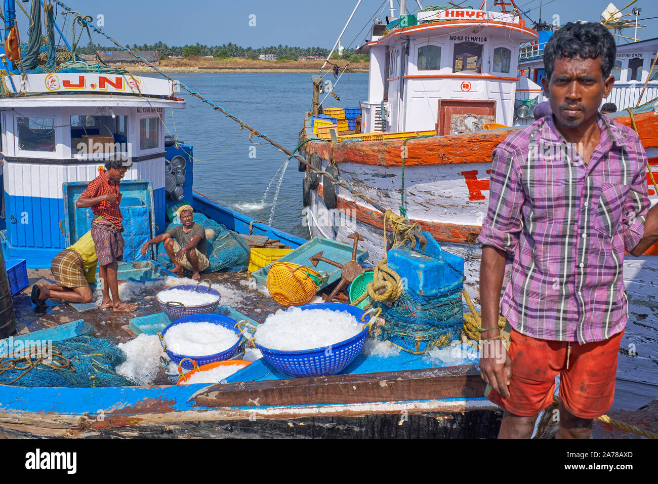 Kleine, bunte Fischerboote im Alten Hafen in Mangalore, Karnataka, Indien, mit Eis beladen, um den Fang zu bewahren Stockfoto