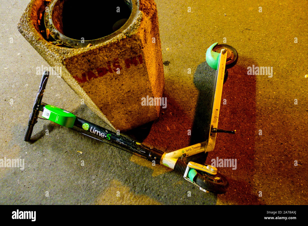 Elektroroller Kalk liegen an der Straße Mülleimer Stockfoto