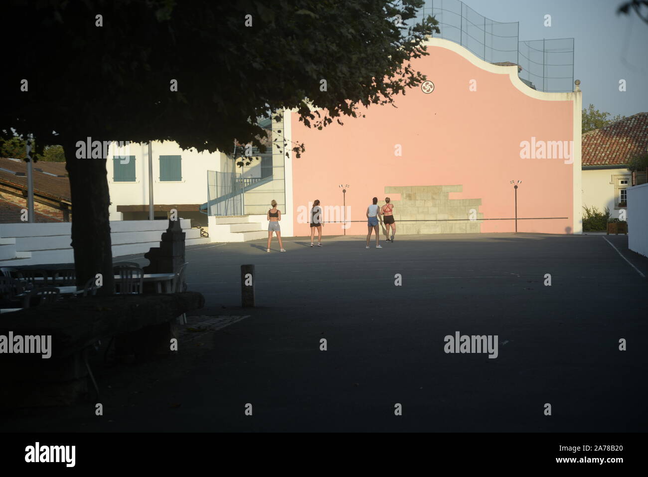 Südwesten Frankreichs. Junge Frauen spielen, pasakdek pelote Stockfoto