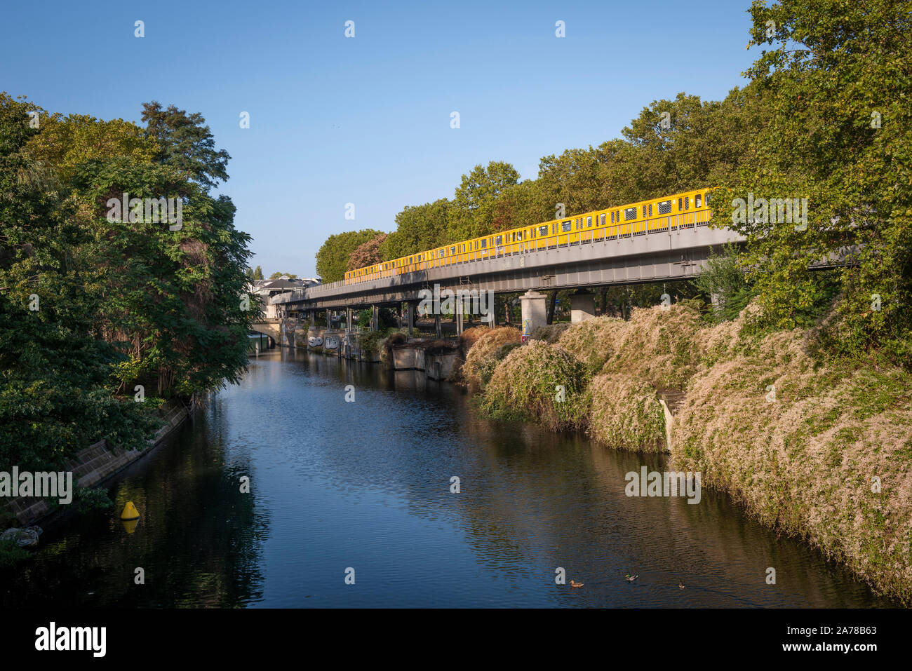 Die Spree durch die Innenstadt von Berlin, Deutschland Stockfoto