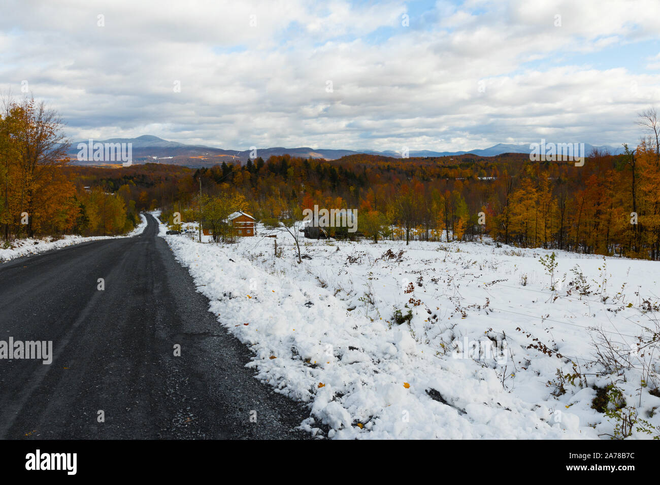 Schöne verschneite Kanadische (Quebec) Landschaft Landschaft (Herbst). Buntes Laub. Perfekt scharfe Wide-angle Shot mit einem Stück Straße angezeigt. Stockfoto