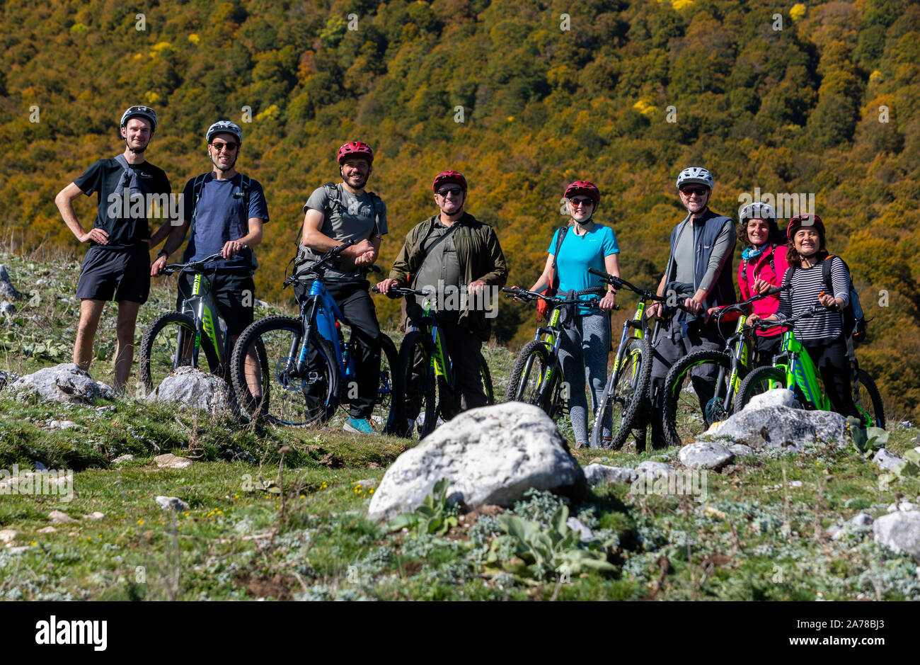 Eine Gruppe von Elektro-Mountainbikes, Abruzzen National Park, Italien Stockfoto