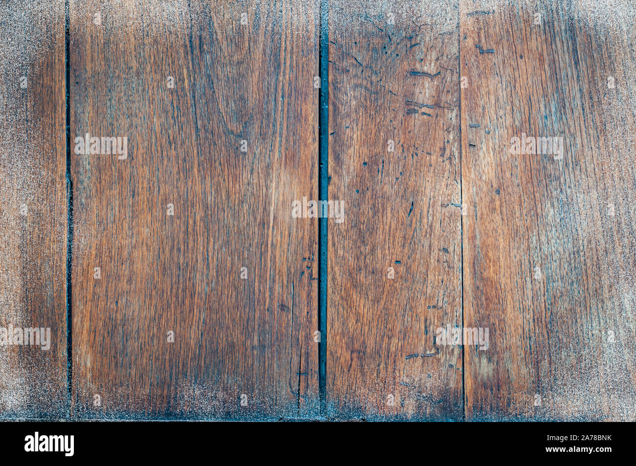 Dunkel strukturierten Holztür, mit Schnee Grenze., Hintergrund. Stockfoto