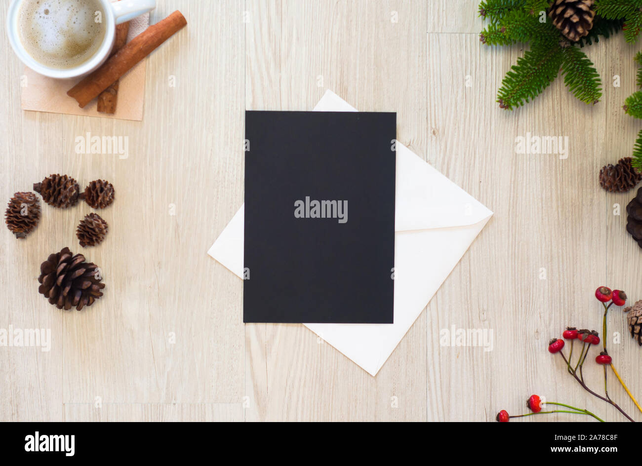 Schwarze Karte über Umschlag Draufsicht mockup Stockfoto