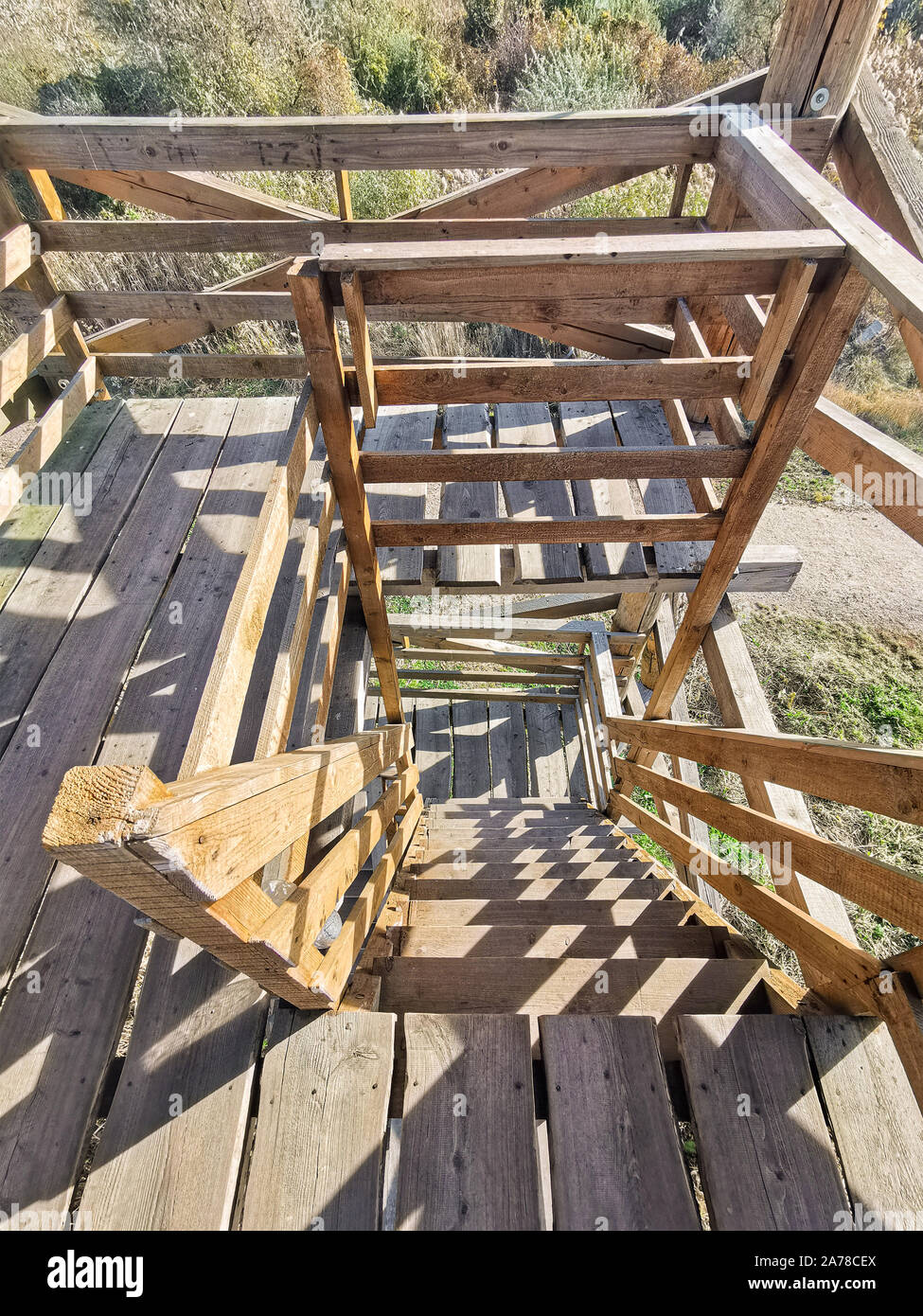 Treppen hoch stehen am Rand des Feldes, Holz- bau Stockfoto