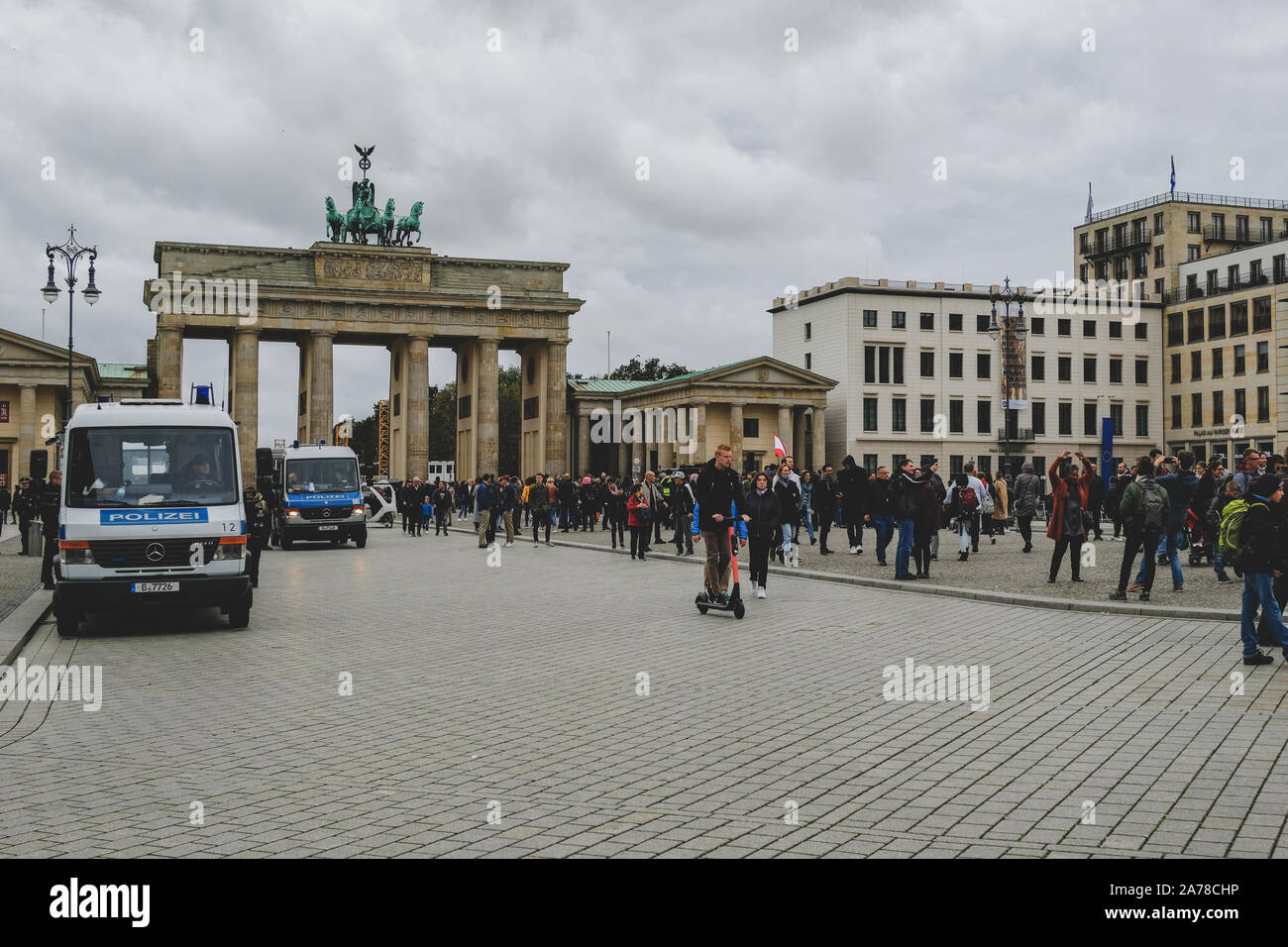 In der breiten Ansicht des Pariser Platzes Stimmung mit Menschen, Polizei und Brandenburger Tor, Berlin Stockfoto