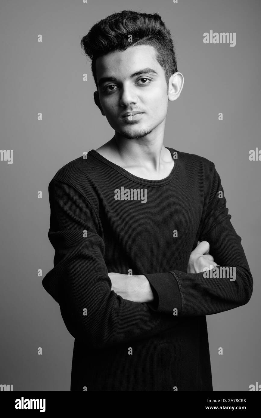 Porträt der jungen indischen Mann in Schwarz und Weiß Stockfoto
