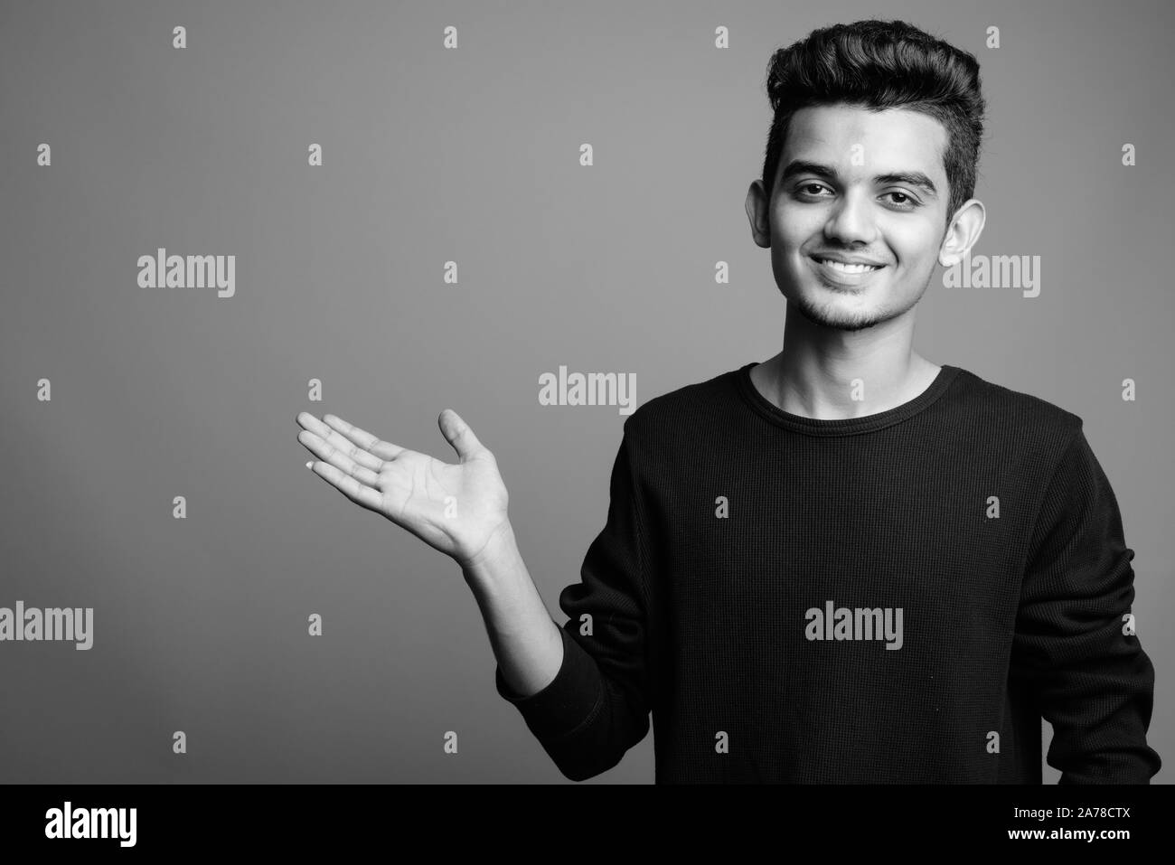 Porträt der jungen indischen Mann in Schwarz und Weiß Stockfoto