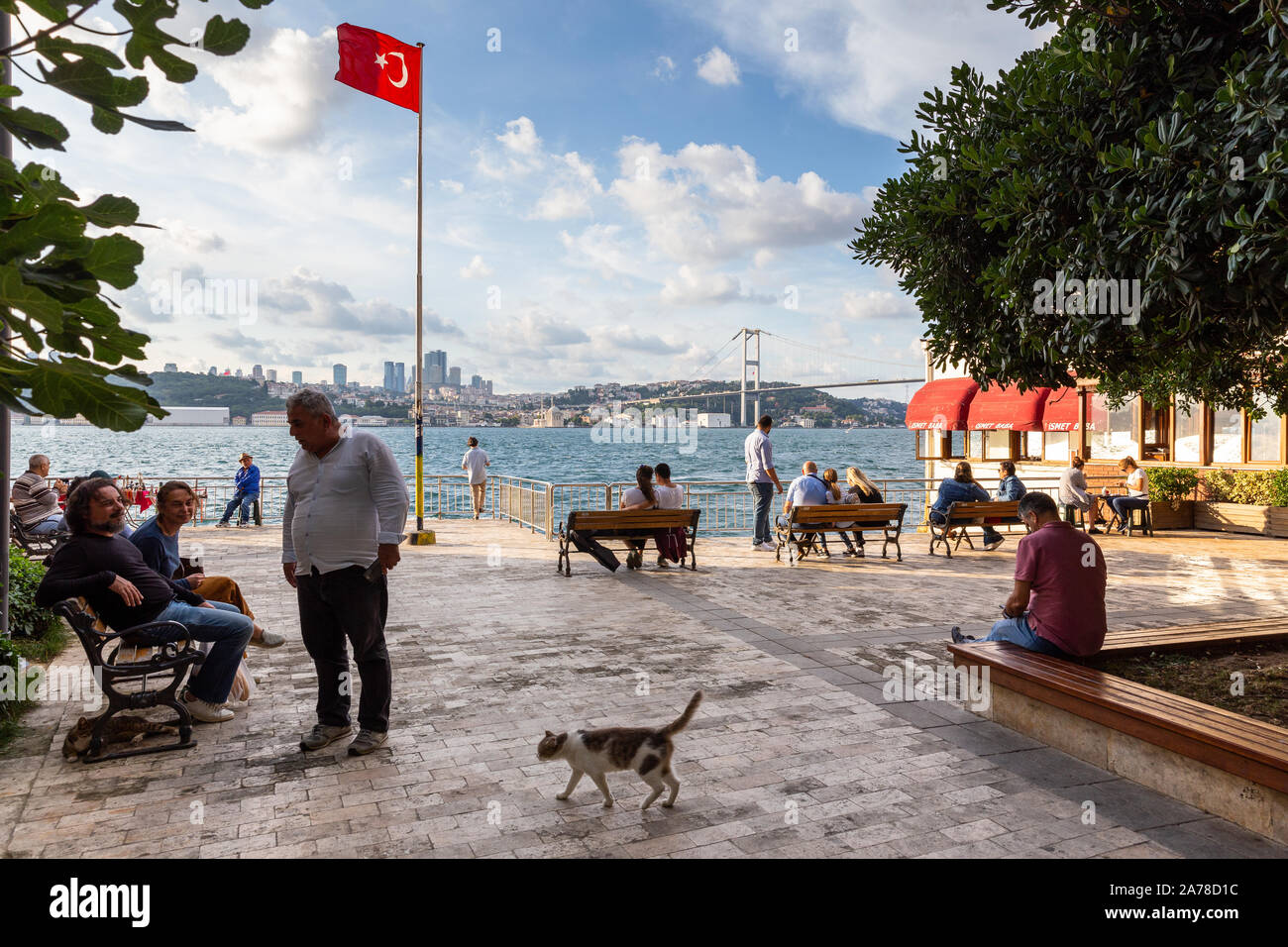 Menschen Blick auf den Bosporus in der Nähe von Kuzguncuk. Kuzguncuk ist ein Stadtteil im Uskudar Stadtteil auf der asiatischen Seite des Bosporus in Istanbul Stockfoto