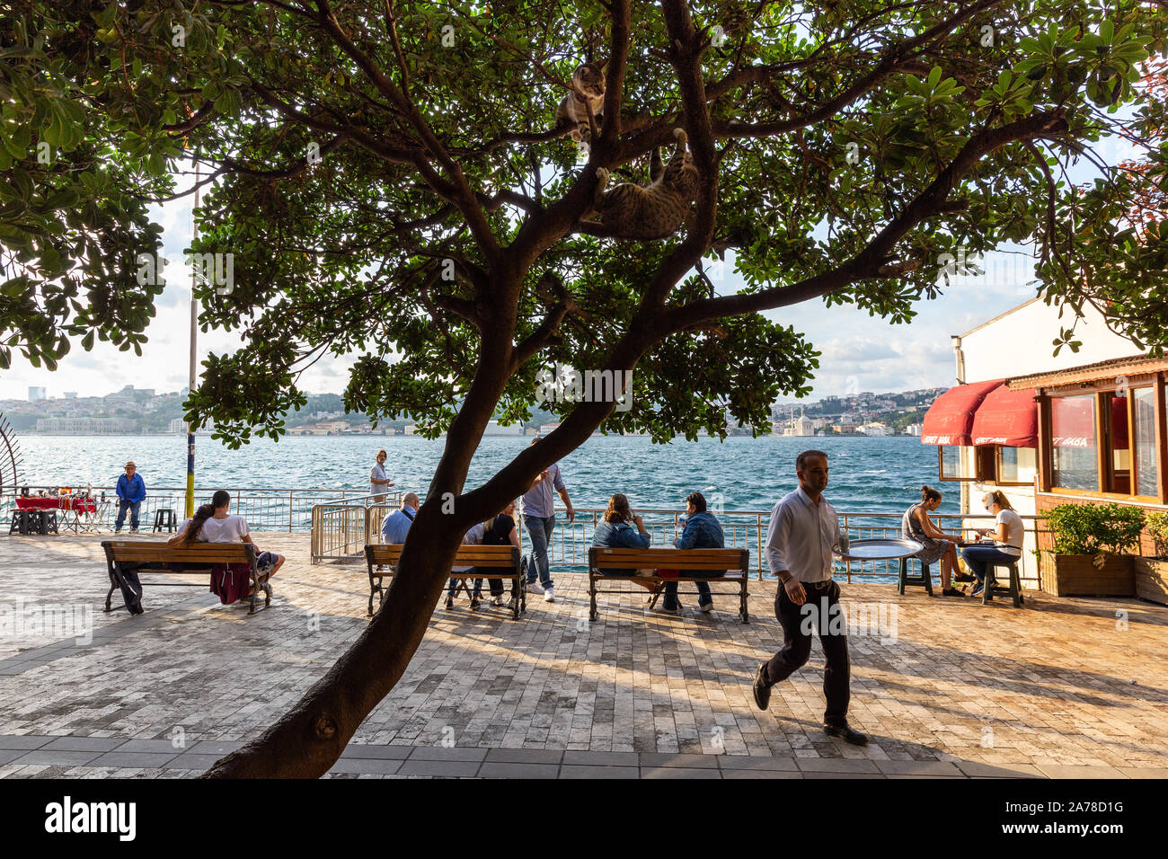 Menschen Blick auf den Bosporus in der Nähe von Kuzguncuk. Kuzguncuk ist ein Stadtteil im Uskudar Stadtteil auf der asiatischen Seite des Bosporus in Istanbul Stockfoto